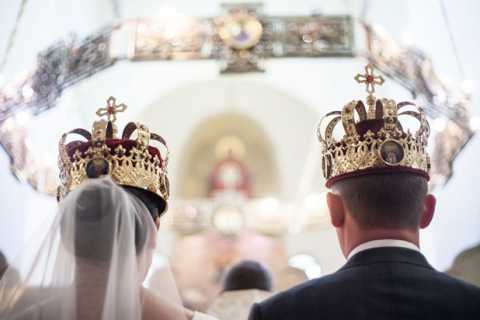 I russi che si sposano a Bari: «Corone, icone e donne che svengono»